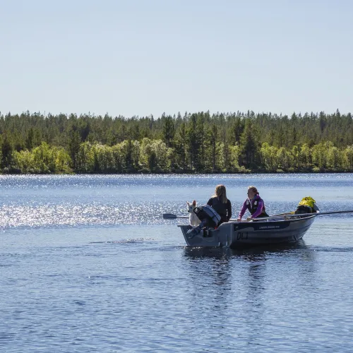 Hyr båt med motor